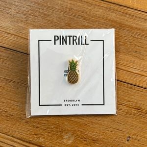 🎁 New in package pineapple Pintrill pin!